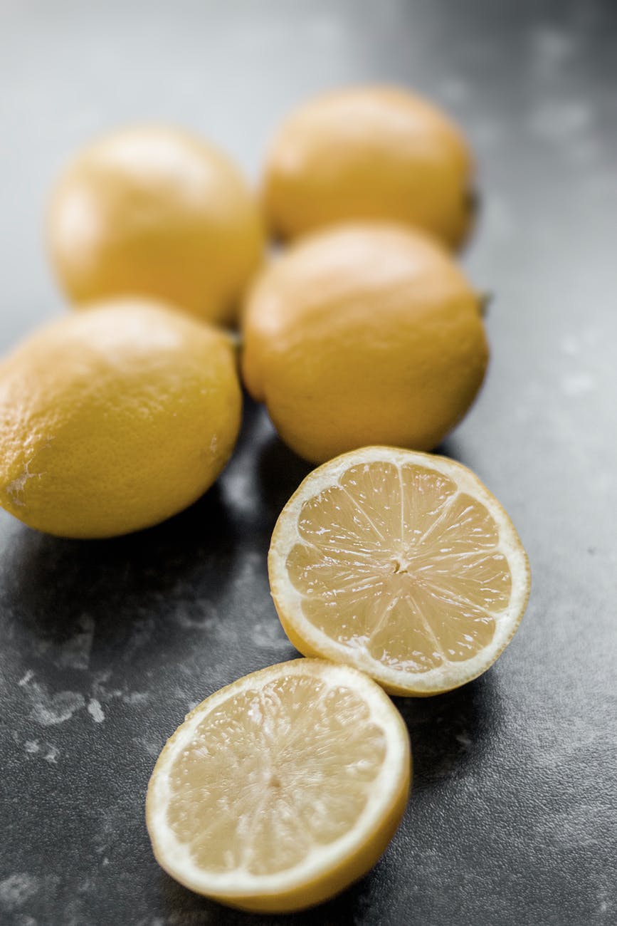 shallow focus photography of sliced lemon